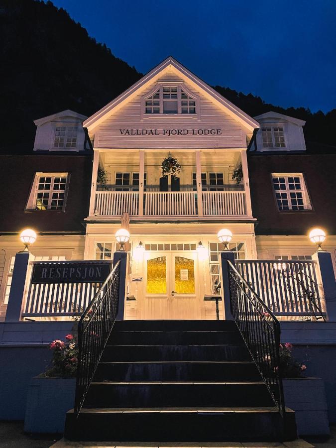 Valldal Fjord Lodge B&B Екстер'єр фото